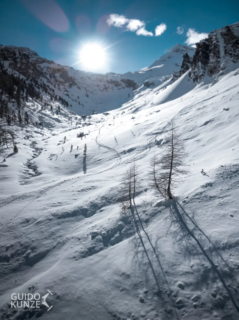 Verschneites Alpental aus der Luft