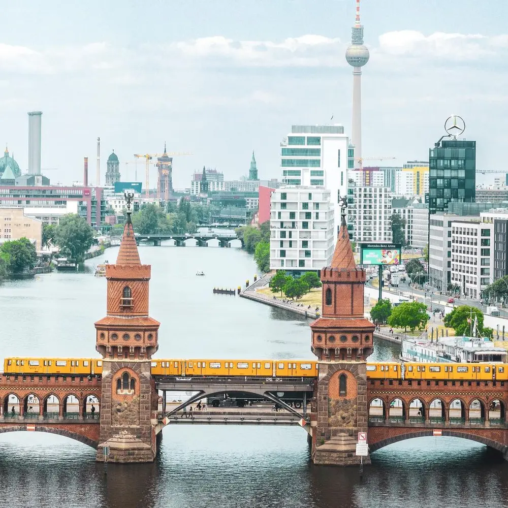Oberbaumbrücke mit U-Bahn und Fernsehturm