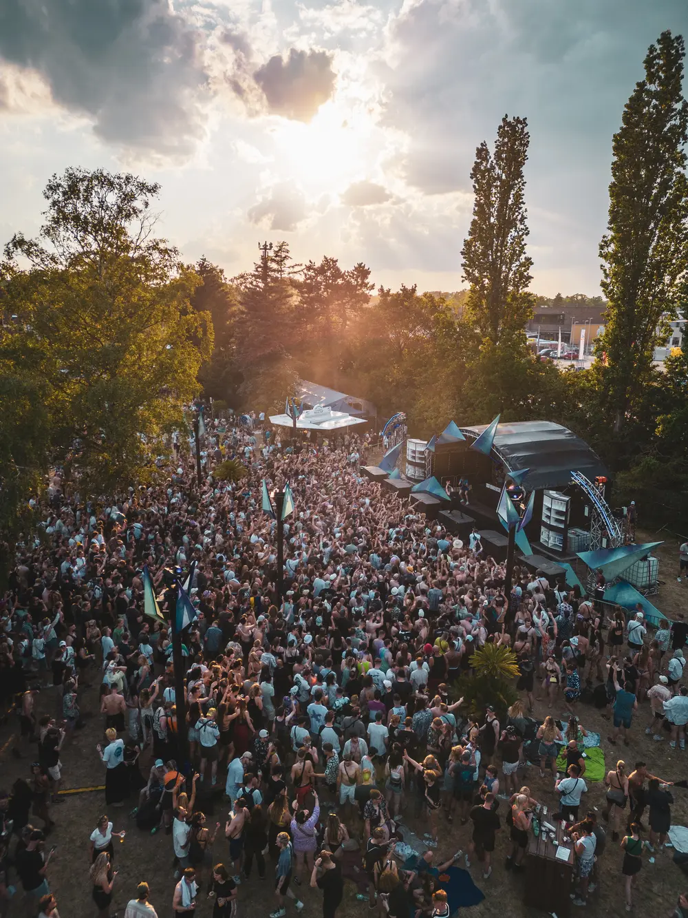 Festivalpublikum im Gegenlicht