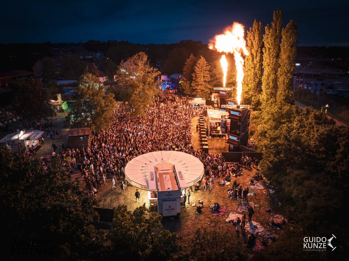 Feuershow über der Bühne bei Nacht, WAVES Open Air