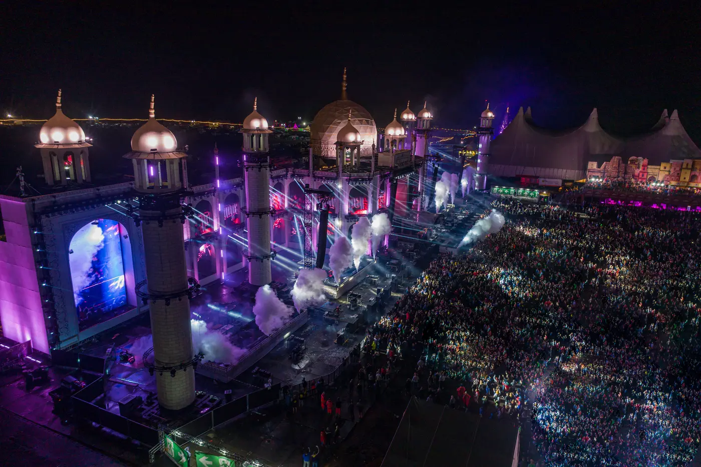 Mainstage mit Publikum bei Nacht – Airbeat One 2019