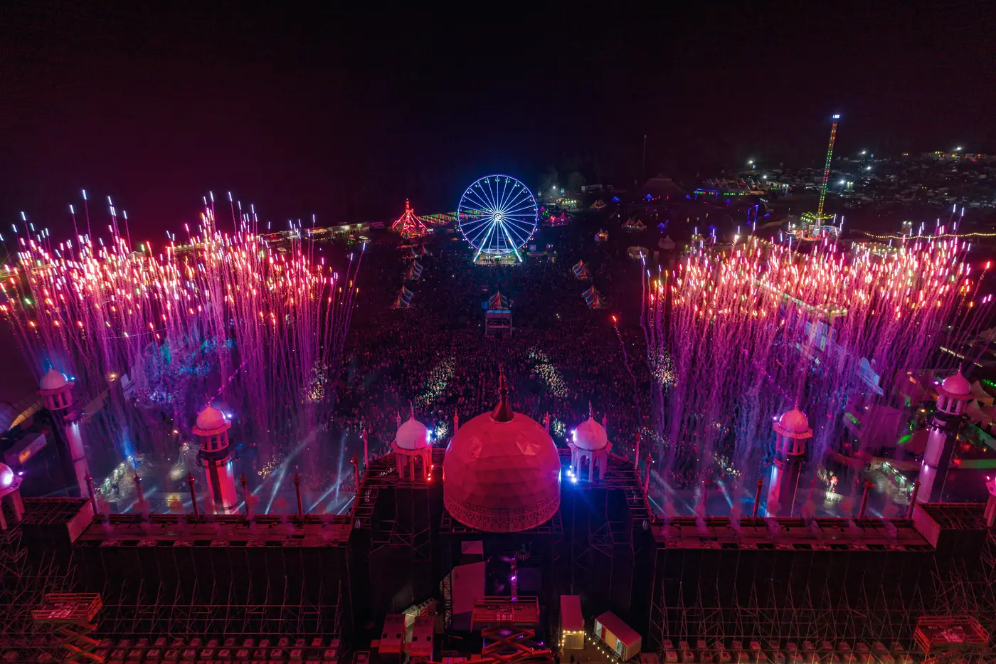 Pyro-Fontänen über der Mainstage mit Riesenrad – Airbeat One 2019