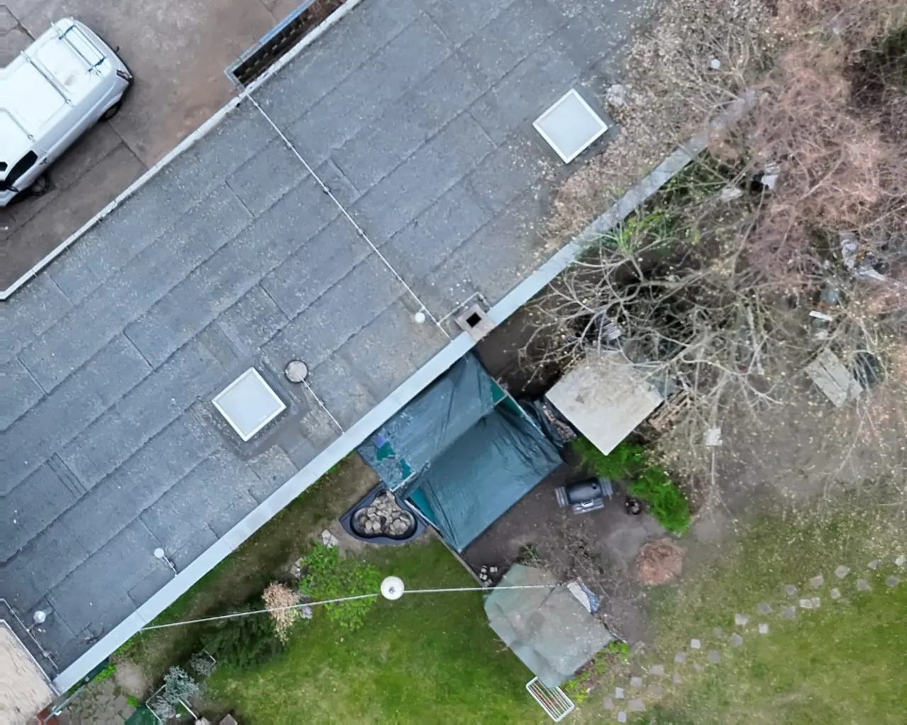 Luftbild eines Flachdachs mit Oberlichtern