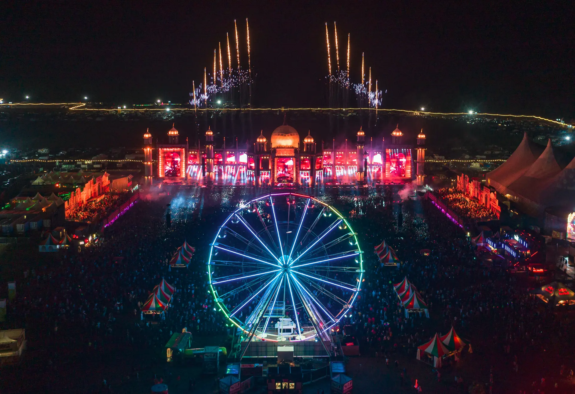Mainstage mit Riesenrad und Pyro bei Nacht – Luftaufnahme